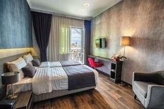 Отель Kope Palace Тбилиси Двухместный номер с 1 кроватью или 2 отдельными кроватями и балконом-1